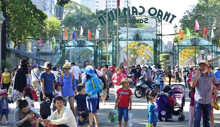 Thảo Cầm Viên Sài Gòn (quận 1) từ sáng đã có rất nhiều gia đình đưa con cái đến đây tham quan, trong đó có nhiều gia đình ở các tỉnh lân cận như Đồng Nai, Long An, Bình Dương.