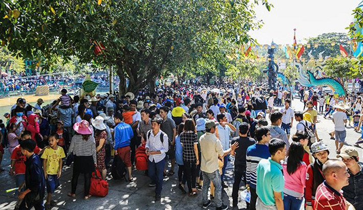 Thời tiết mát mẻ đã thu hút lượng lớn khách đến vui chơi tại các khu công viên, khu du lịch từ trung tâm ra đến ngoại thành TP HCM trong ngày đầu năm mới 2017.