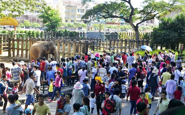 Cả hai cổng vào trên đường Nguyễn Bỉnh Khiêm và Nguyễn Thị Minh Khai đều đông nghẹt người.