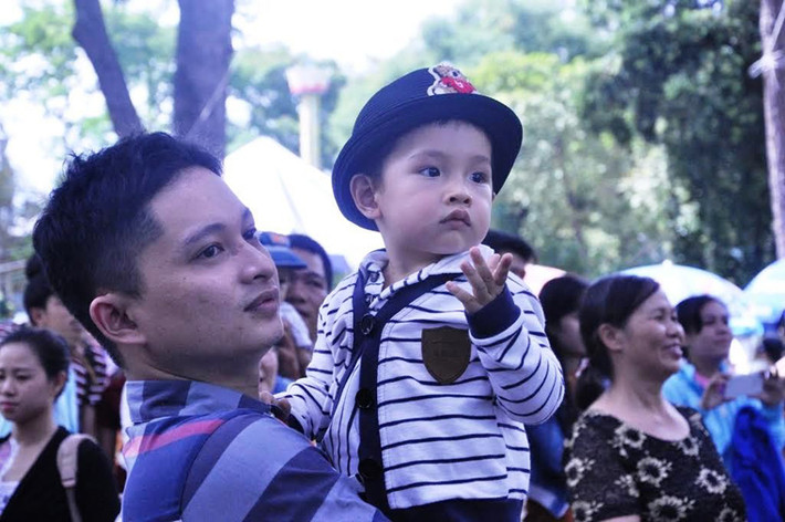 Trong khi đó, tại Công viên Văn hóa Đầm Sen, trong ngày đầu năm mới, lượng người đổ về đây để vui chơi cũng khá đông. Bên ngoài công viên, đường Hòa Bình, xe khách, xe buýt liên tục tấp vào trả khách khiến khu vực này trở nên ùn ứ.