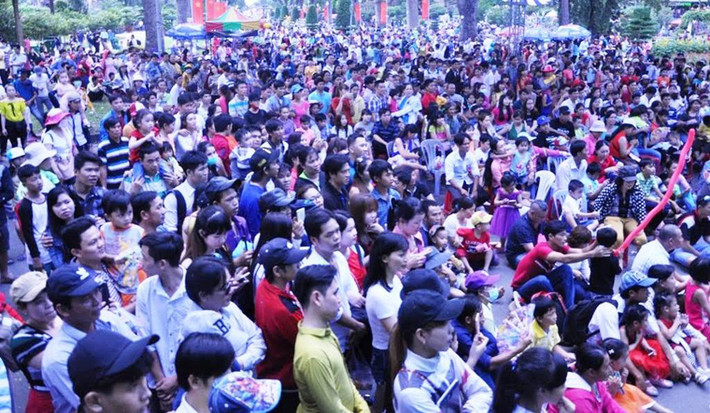 Càng về trưa, lượng người đổ về đây càng đông, dù trời không nắng gắt nhưng nhiều em nhỏ được bố mẹ dẫn đi vui chơi tỏ ra mệt nhoài.
