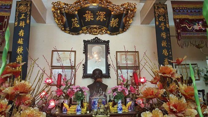 Phía bên trong, gian chính giữa được dùng làm nơi thờ tự. Họa sĩ Sơn Trúc kể, ngày mới xây dựng, căn phòng này được bày trí theo kiểu phương Tây với đàn piano, sô pha ...