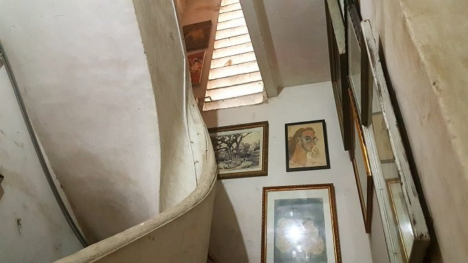 Cầu thang dẫn lên lầu 3 của biệt thự. Tại đây họa sĩ Trúc Sơn cho treo những bức tranh mình vẽ.