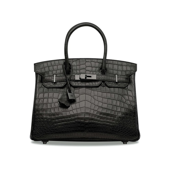 Túi Matte Black Niloticus Crocodile Hermès Birkin 5,1 tỷ đồng: Được thiết kế theo phong cách sang trọng và cổ điển, Hermes Matte Crocodile Birkin được làm bằng da cá sấu. Tại phiên đấu giá gần đây, Hermès Birkin bán với số tiền nhiều hơn dự kiến, 232.244 USD.
