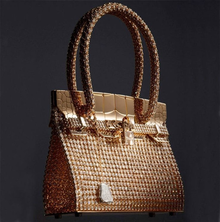 Túi Birkin Sac Bijou 41 tỷ đồng: Túi được kết hợp các từ "Bijou" và "Birkin" với nhau. Được đính 2,712 viên kim cương và được thiết kế bởi nhà thiết kế túi lừng danh thế giới Pierre Hardy. Thực sự, đây là chiếc túi làm khuynh đảo thế giới thời trang. Thay vì mua nó, bạn có thể sở hữu được cả một chiếc biệt thự. Chỉ có 1 đến 2 người sẵn sàng chi tiền cho chiếc túi xách xa xỉ và sang trọng này. Túi Birkin rất khan hiếm, đó là lý do tại sao mọi người sẵn sàng trả một số tiền cao và điên rồ đến vậy.