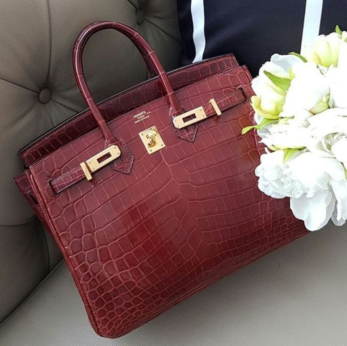 Túi H Porosus Crocodile 30 cm 4,47 tỷ đồng: Túi được làm bằng da cá sấu màu đỏ với móc vàng trắng được bọc trong kim cương. Ông Matt Rubinger, giám đốc phụ kiện cao cấp tại Heritage Auctions, nói trên tờ Women’s Wear Daily, đây chắc chắn là một mức giá đặc biệt, vượt quá mong đợi cao nhất của chúng tôi ở nhiều khía cạnh.