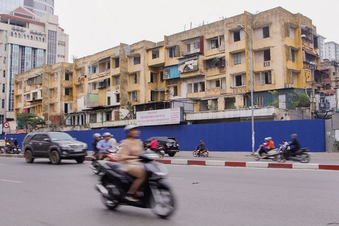Khu chung cư L1, L2 số 93 Láng Hạ (Đống Đa, Hà Nội) với địa thế trên "đất vàng" Hà Nội lâu nay rơi vào tình cảnh bỏ hoang.