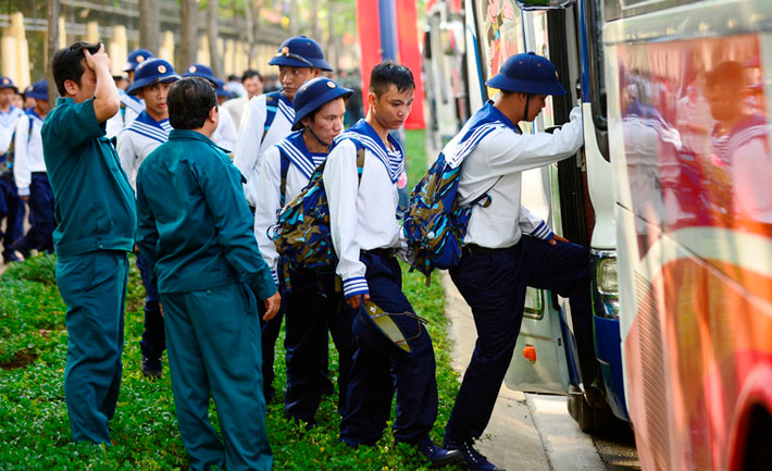 Hàng trăm thanh niên TP HCM hăng hái lên đường nhập ngũ.