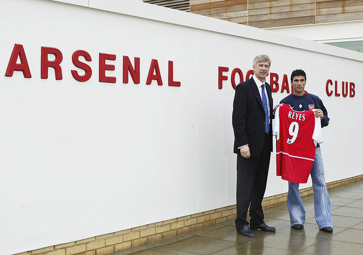 5. Antonio Reyes (số trận: 69, bàn thắng: 19, danh hiệu: 3): Một tài năng trẻ hứa hẹn và có khởi đầu như mơ với chức vô địch Premier League 2003/04. Tuy nhiên cũng như các số 9 khác, tiền vệ người Tây Ban Nha chỉ trụ lại Arsenal 3 mùa giải trước khi bị đem cho Real Madrid mượn vào năm 2006.