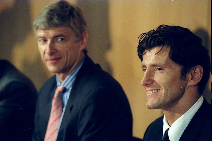 3. Davor Suker (số trận: 22, bàn thắng: 8, danh hiệu: 0): Ở tuổi 31, chân sút hàng đầu tại World Cup 1998 không còn đủ khả năng để thi đấu đỉnh cao tại Premier League. Tính trên mọi đấu trường, huyền thoại người Croatia cũng chỉ có tổng cộng 11 bàn sau 39 lần ra sân, trước khi bị đẩy sang West Ham chỉ sau 1 mùa giải tại CLB Arsenal.