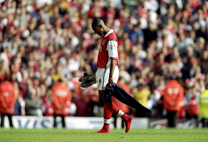 2. Nicolas Anelka (số trận: 65, số bàn: 23, danh hiệu: 3): Arsenal là một trong những CLB "Gã du mục" gắn bó lâu nhất với 3 mùa giải. Anelka cũng là số 9 ghi nhiều bàn thắng nhất trong những cái tên được HLV Arsene Wenger chiêu mộ. Chưa dừng ở đó, "Pháo thủ" còn thu về khoản lợi nhuận kếch xù khi bán anh cho Real năm 1999 với giá 23 triệu bảng, trong khi họ chỉ mất vỏn vẹn 500.000 bảng tiền vốn trước đó 3 năm.