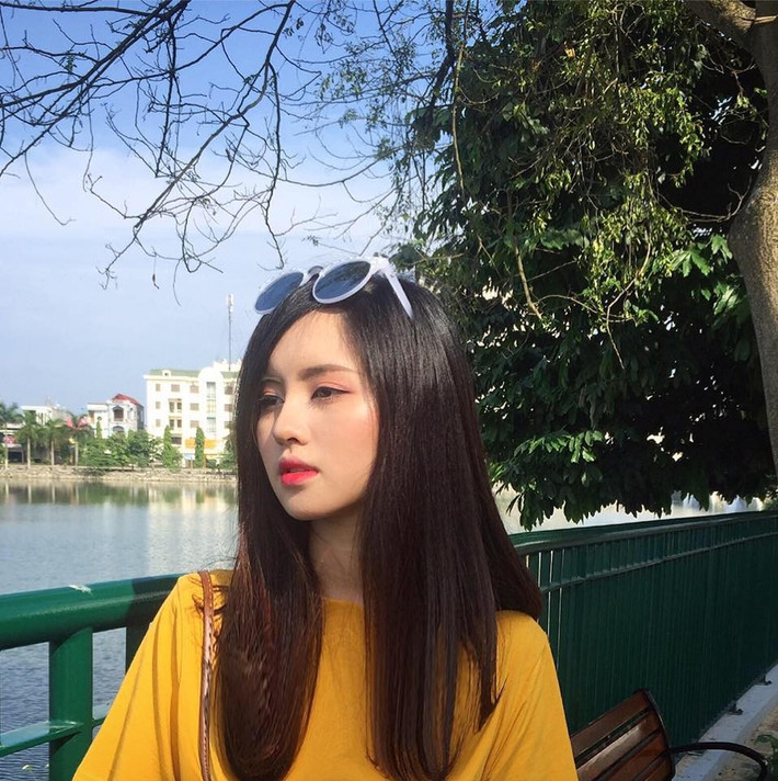 Người đẹp Yên Bái Thu Trang mặc dù đã xuống hạng so với tuần trước nhưng số lượng cộng đồng ủng hộ cô vẫn khá đông đảo và hiện đang ở vị trí thứ 4. Cô gái sinh năm 2000 là điển hình cho mẫu thế hệ teen hiện đại, thích nấu ăn, mua sắm và chụp ảnh.