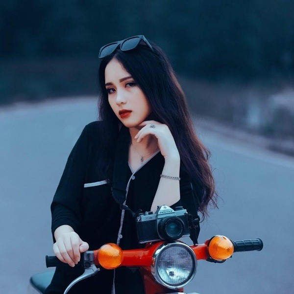 Minh Nhàn là “cô gái văn nghệ” đến từ vùng đất Quảng Trị đầy nắng gió. Cô từng đạt giải nhất trong cuộc thi Văn hóa học đường của tỉnh và nuôi ước muốn được tham gia giao lưu cùng bạn bè trên khắp cả nước. Với ngoại hình cân đối, ước mơ trở thành diễn viên, người mẫu của Minh Nhàn không còn xa vời, đặc biệt khi đã đến với Miss Teen 2017, “bệ phóng” tương lai vững chắc.