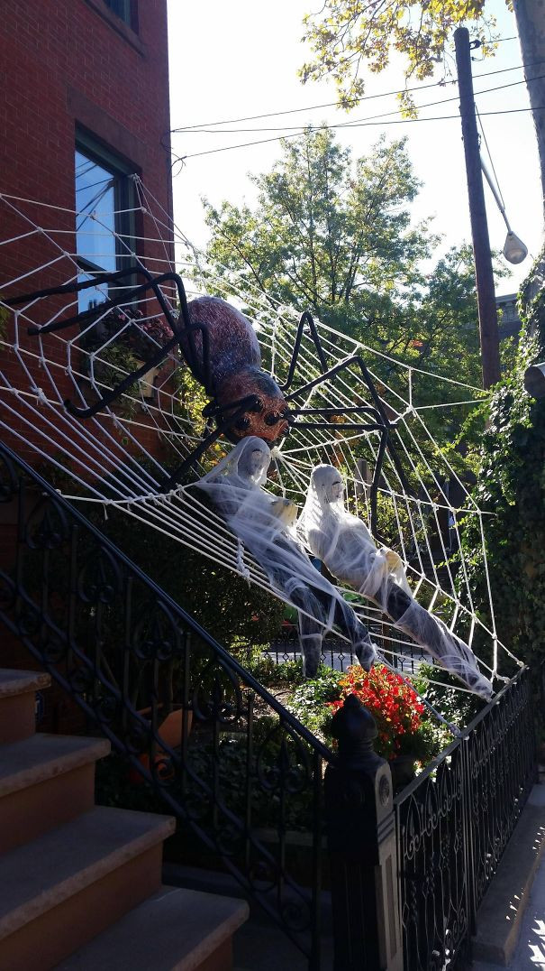 Rất nghiêm túc trong việc trang trí lễ hội Halloween, chủ nhân ngôi nhà khiến nhiều người phát khiếp với sự sáng tạo độc đáo của mình.