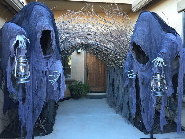 Trang trí cổng vào ngôi nhà giống như lối vào địa ngục, chủ nhân ngôi nhà biến lễ hội Halloween thành màn dọa ma khủng khiếp với những đứa trẻ thích xin kẹo.