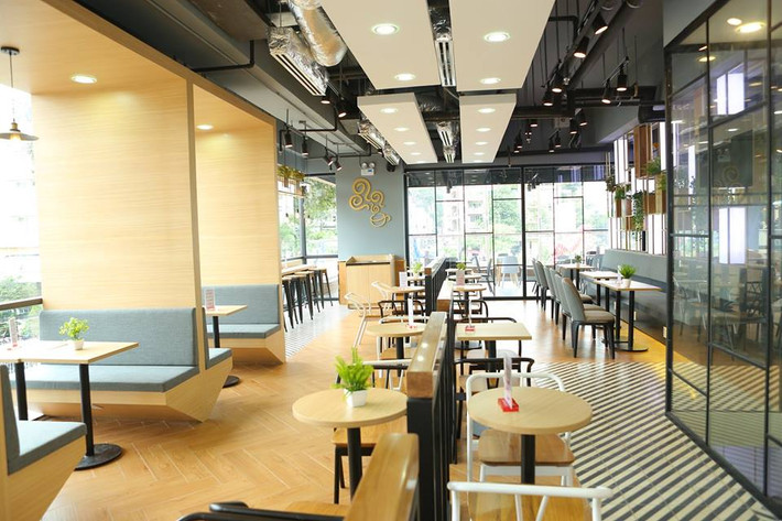 Theo đó, The Garden Mall gồm 3 tầng thương mại với tổng diện tích sàn 24.000 m2, được lấp đầy với nhiều tiện ích, dịch vụ đa dạng như: nhà hàng ẩm thực, siêu thị, văn phòng cho thuê... và đặc biệt là thế giới sách lớn nhất Sài Gòn – Phương Nam Book City nằm trên tầng 2 với diện tích rộng trên 2000m2. Ảnh: FB The Garden Mall.