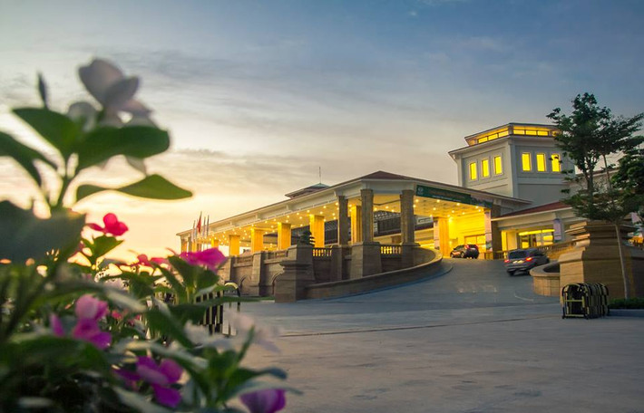 Tòa nhà này gồm có 3 tầng, là tòa nhà CLB Golf, nhà hàng A La Cart, phòng VIP, hầm rượu trung tâm hội nghị tiệc cưới Him Lam Palace có sức chứa 2.000 người và có cả bãi đáp trực thăng riêng. Ảnh: FB Sân Golf Tân Sơn Nhất - Tan Son Nhat Golf Course.