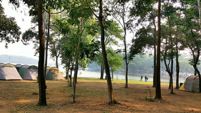 Đồng Mô (Sơn Tây): Đây là khu du lịch chỉ cách Hà Nội 40 km, với chi phí khá rẻ, phù hợp với các nhóm bạn trẻ hoặc gia đình. Ngoài khu cắm trại với nhiều trò chơi, bạn còn có thể ghé thăm Làng văn hóa các dân tộc Việt Nam ngay gần đó. Ảnh: Son Tinh Camp.