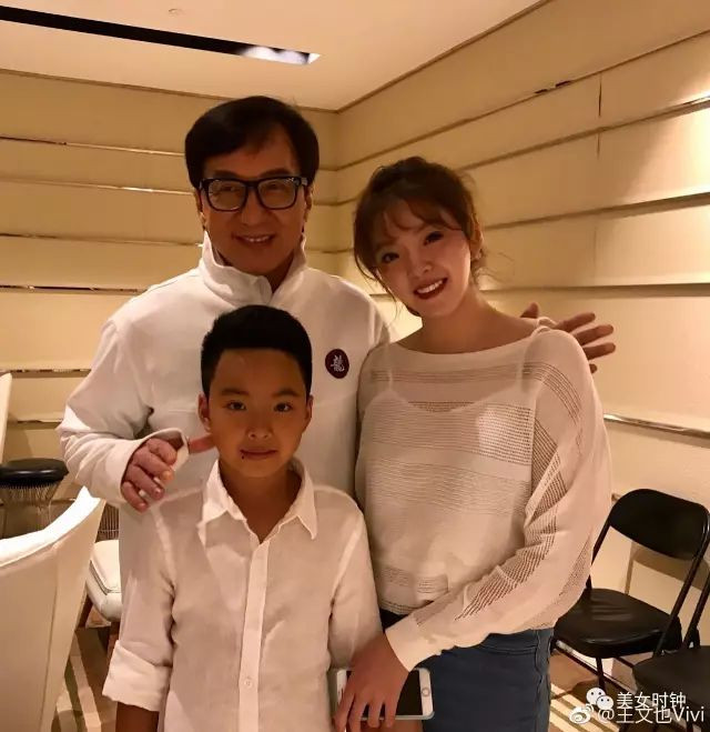 Chính nhờ gia thế cùng với ngoại hình xinh đẹp của mình mà cô rất được những sao hạng A nổi tiếng yêu mến. Trên trang cá nhân, Vương Văn Dã có ảnh selfie với mọi ngôi sao tiếng tăm nhất của làng giải trí Trung Quốc.