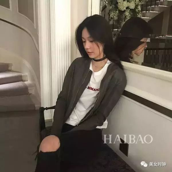 Cha của Kỳ Mỹ Hợp là Kỳ Kiến Hồng, người nắm giữ nhiều cổ phần nhất của tập đoàn Diệu Lai, tài sản không ít hơn 130 tỷ tệ. Được biết, gia đình cô sở hữu những đại lý siêu xe nổi tiếng như Bentley, Lamborghini và Roll-Royce ở Bắc Kinh. Không những thế, gia đình cô cùng Thành Long, Phùng Tiểu Cương quan hệ không tồi. Năm ngoái, cha của cô là ông Kỳ Kiến Hồng đã bỏ ra 12 triệu USD mua cho cô một căn biệt thự ở Luân Đôn.
