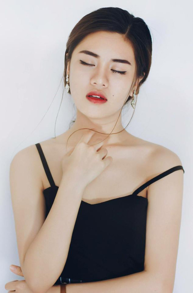 Vóc dáng mảnh mai, vòng nào ra vòng nấy, chẳng thua kém các hot girl.