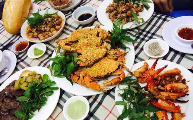 Quận 8 vốn nổi tiếng với nhiều quán ốc ở đường Phạm Thế Hiển hay Dương Bá Trạc, đoạn gần cầu Chấn Hưng. Các quán ốc ở đây rất bình dân nhưng luôn tươi ngon và thường thu hút rất đông giới trẻ tới ăn từ giấc chiều đến tối. Đến khu vực này, bạn hãy chú ý ghé vào một quán ốc đông khách, bởi nơi đó thường ngon hơn những chỗ khác.