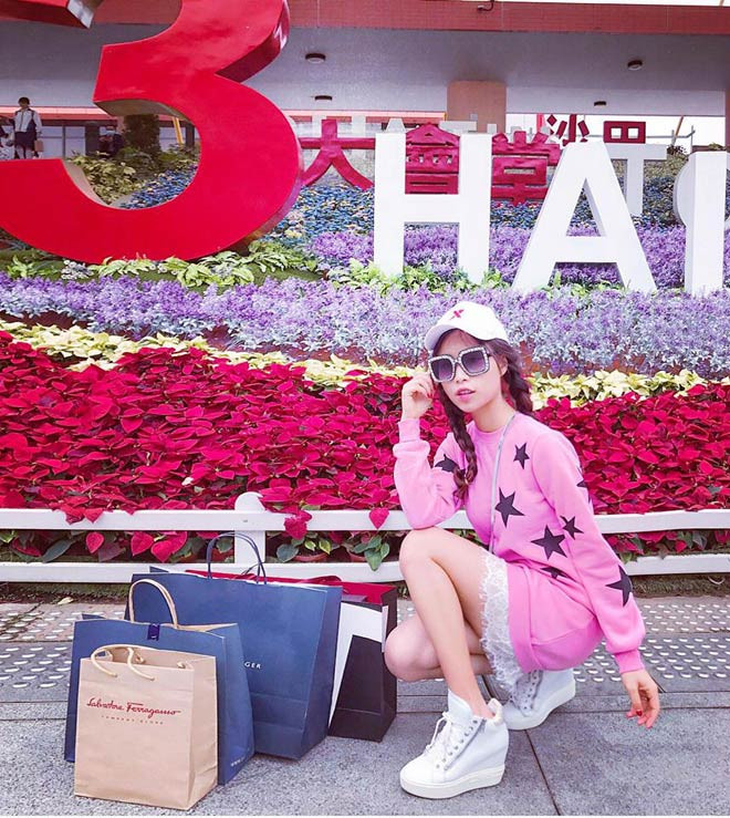 Nói về cuộc sống giàu sang sau hôn nhân, Nam Thúy khá khiêm tốn. Cô cho rằng, mình đang có một cuộc sống vừa đủ, chứ không gọi là giàu sang. Nhưng khi nói về tình yêu của chồng, cô lại tràn đầy tự hào và hạnh phúc. “7 tháng sống với nhau mình vẫn không thấy có gì thay đổi. Anh vẫn tử tế và ngọt ngào như thế, chưa một lần quát vợ. Có chăng thì vì mình không hợp với đồ ăn Hồng Kông nên anh càng thương hơn thôi”, Thúy chia sẻ.