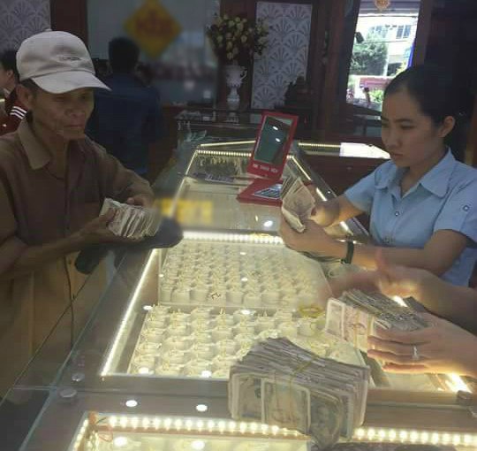 Trưa 5/6, tại một tiệm vàng ở TP Tuy Hòa, tỉnh Phú Yên, anh Phạm Hải (25 tuổi, sống ở huyện Phú Hòa) tình cờ thấy người đàn ông khoảng 70 tuổi, dáng gầy gò, lam lũ, đem theo nhiều cọc tiền lẻ được buộc gọn gàng tới mua vàng. Hình ảnh người cha nghèo mang mua của hồi môn cho con gái sắp cưới khiến anh Hải không khỏi nghẹn ngào, xúc động. Ảnh: Phạm Hải.