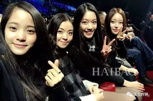 Có nhan sắc, có thân hình vô cùng hoàn mỹ lại sở hữu một gia thế khủng nên Kỳ Mỹ Hợp cũng kết giao được với rất nhiều người bạn quyền quý. Trong ảnh, cô tỏ ra vô cùng thân thiết với Âu Dương Na Na, Vương Văn Dã...