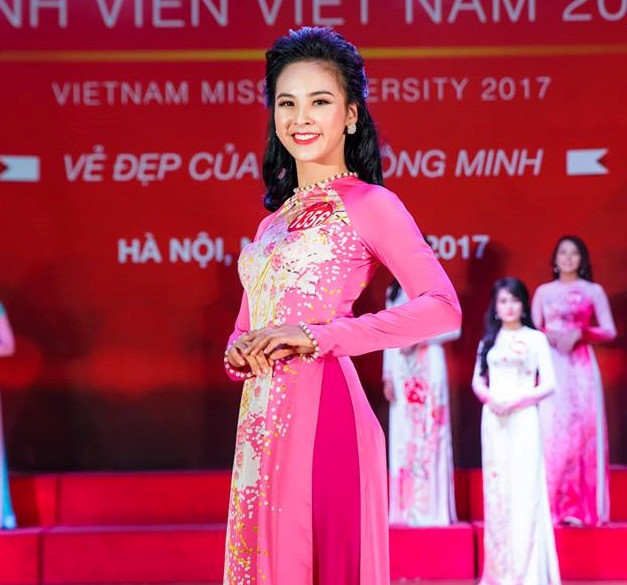 Tối 17/12, đêm chung kết cuộc thi Hoa khôi Sinh viên Việt Nam 2017 khép lại với ngôi vị cao nhất thuộc về Phạm Thị Thu Hà, sinh viên ĐH Tây Đô. Á khôi 1 thuộc về Nguyễn Thị Quỳnh Nga, sinh viên ĐH Ngoại thương Hà Nội. Á khôi 2 là Đinh Thị Triều Tiên, sinh viên ĐH Văn hiến TP.HCM.