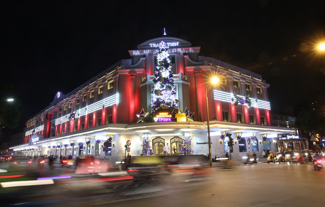Chụp ảnh Giáng sinh: Bên cạnh những hoạt động văn hóa - nghệ thuật đa dạng, phố đi bộ Hồ Gươm còn chiều lòng người trẻ với những trung tâm thương mại (TTTM) sầm uất, được trang hoàng ánh đèn lung linh, rực rỡ.