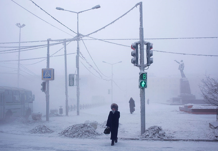 Nơi lạnh nhất có người sinh sống: Thị trấn Oymyakon của Nga chỉ có khoảng 500 người sinh sống. Với nhiệt độ trung bình là -50 độ C, khí hậu ở đây có ảnh hưởng nghiêm trọng đến sức khỏe con người. Mặt đất đóng băng quanh năm và cả thị trấn chỉ có một khách sạn. Du khách có thể trượt tuyết, chơi hockey và câu cá ở đây. Ảnh: Boredpanda.