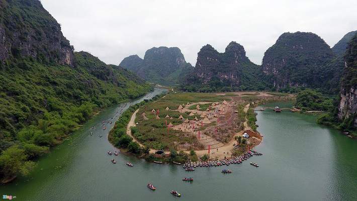 Tràng An (Ninh Bình): Tràng An nổi tiếng với vẻ đẹp sơn thủy hữu tình, và càng được nhiều người biết đến hơn sau khi xuất hiện trong phim bom tấn King Kong của Hollywood. Từ Hà Nội đến Tràng An chỉ khoảng hơn 100 km, du khách có thể đi lại trong ngày hoặc nghỉ tại đây một đêm và tham quan thêm các danh thắng như chùa Bái Đính, Tam Cốc - Bích Động. Ảnh: Zing.