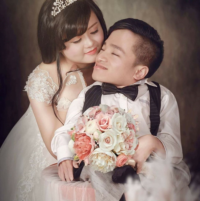 Trần Văn Hà - chàng trai khuyết tật - được dân mạng biết đến sau hành trình vượt 300 km từ Nghệ An ra Hà Nội đăng ký hiến xác. Chàng trai 27 tuổi có vóc dáng nhỏ bé chỉ bằng đứa trẻ lên 10, song vẫn luôn lạc quan, yêu đời. Anh nên duyên với cô gái xinh xắn, lành lặn khiến nhiều người cảm động. Ảnh: NVCC
