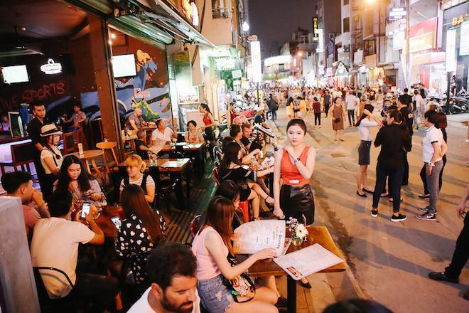 Bùi Viện là một con đường thuộc phường Phạm Ngũ Lão, quận 1, hiện đã trở thành phố đi bộ thứ hai tại TP.HCM. Nơi đây thường rất nhộn nhịp từ khoảng 19h đến giữa đêm với rất nhiều du khách nước ngoài tới uống bia, trò chuyện. Nếu ở TP.HCM trong dịp Tết Dương lịch 2018, bạn có thể rủ bạn bè cũng tới vui chơi ở khu vực này.