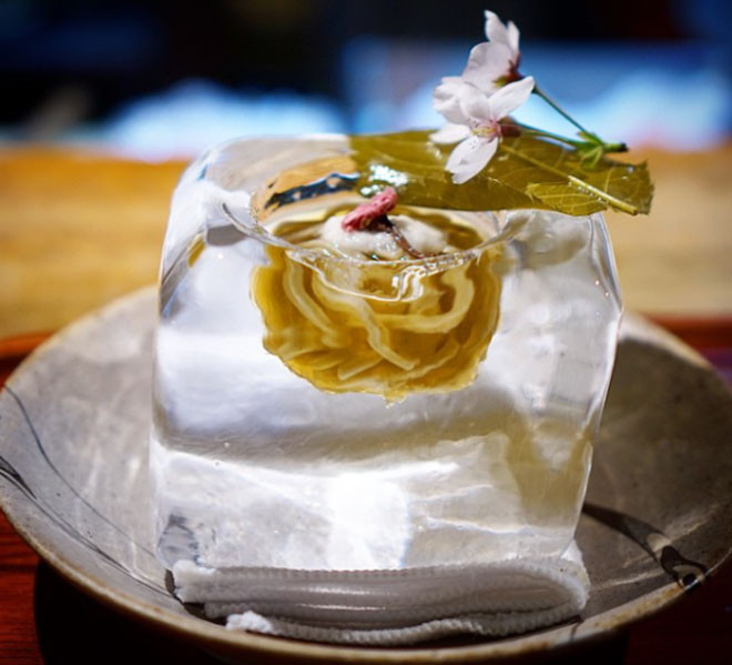 Nhà hàng Tempura Masu ở thành phố Kyoto nổi tiếng với nhiều món ngon, trong số đó phải kể đến món mì trong băng độc nhất vô nhị mà hầu như bất kỳ một du khách nào cũng đều muốn đến thưởng thức một lần trong đời.