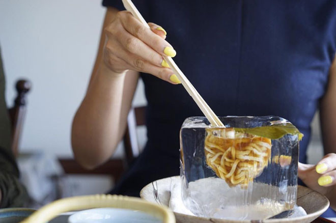 Vào trời nóng, khi nhìn thấy những tô mì như thế này thật khiến cho người ta có cảm giác rất dễ chịu, bao nhiêu nóng nực cũng dần tan biến theo.