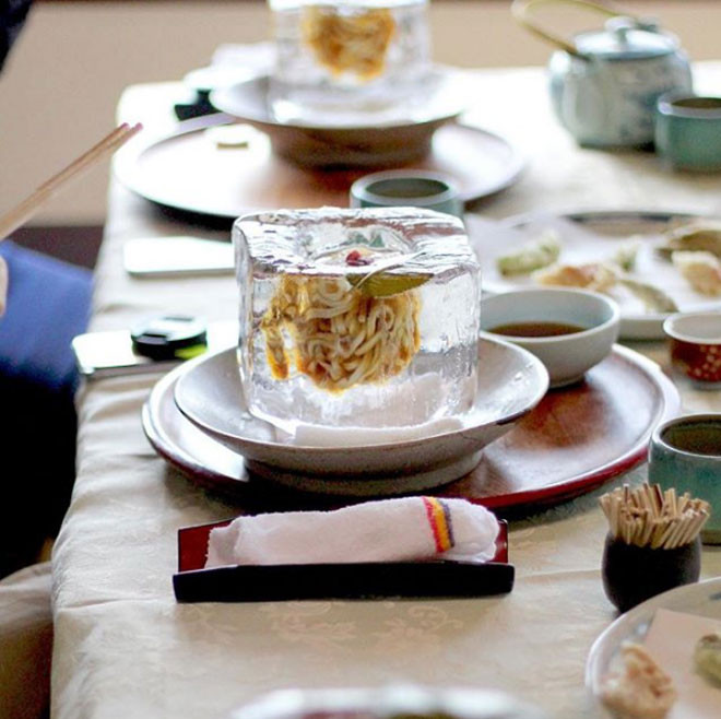 Mùa xuân, đầu bếp sẽ kết hợp mì với hoa anh đào tạo ra một mùi hương rất quyến rũ, khiến ai cũng khó mà chối từ.