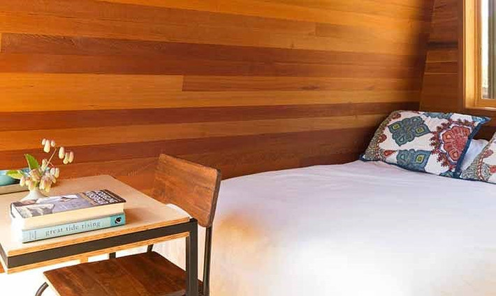 Phòng ngủ đơn giản được trang trí bằng gỗ.