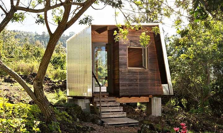 Theo kiến trúc sư, thiết kế này được lấy cảm hứng từ triết lý quay về giá trị cơ bản nhằm tập trung vào việc tận hưởng thiên nhiên. Hai không gian nhỏ cung cấp những tiện ích cơ bản cho cuộc sống hàng ngày.