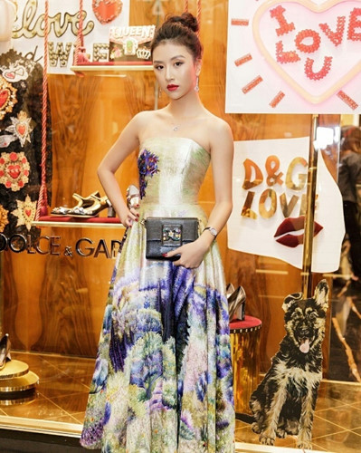 Trong một sự kiện, nàng hot girl Hà thành thu hút được sự chú ý của báo chí nhờ vẻ ngoài nổi bật. Cô diện thiết kế đầy ấn tượng của NTK Trần Hùng. Phụ kiện kèm theo là bộ trang sức của thương hiệu Chopard và chiếc clutch của Dolce&Gabbana. Trong đó, mẫu clutch nhỏ xinh này trị giá 1.195 USD (27 triệu VND).