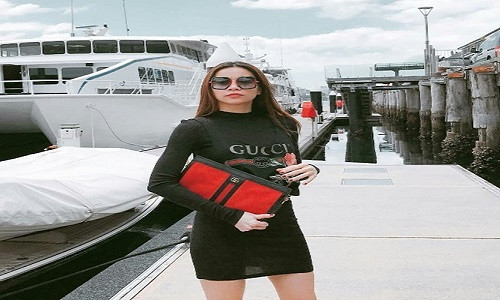 Vẫn thể hiện niềm yêu thích đặc biệt của mình dành cho Gucci nhưng lần này ''nữ hoàng giải trí'' lại lựa chọn chiếc túi kết hợp giữa hai màu cơ bản đỏ và đen hài hòa. Mẫu túi xách này trị giá 2.355 USD (53 triệu VND).
