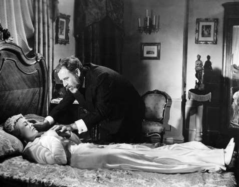 Năm 1961, bộ phim Viridiana của đạo diễn Luis Bunuel bị Nhà thờ Thiên chúa giáo chỉ trích vì phim có cảnh sex của một nữ tu sĩ trẻ, cảnh hiếp dâm, loạn luân. Nhưng cuối cùng bộ phim vẫn giành giải Cành Cọ Vàng. (Ảnh: Rex)