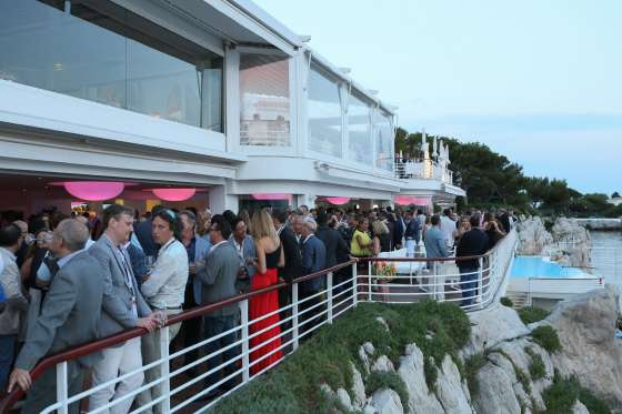Năm 2013, một chiếc dây chuyền trị giá 2,5 triệu USD đã bị mất tích tại khách sạn Hotel du Cap-Eden-Roc, nơi nổi tiếng an ninh ở Cannes. Khi vụ trộm xảy ra, có một số người nổi tiếng như Sharon Stone và Ornella Muti, đang tiệc tùng trong khách sạn. Thời điểm đó có tới 80 nhân viên an ninh canh gác tòa nhà cùng cả cảnh sát địa phương. (Ảnh: Getty Images)