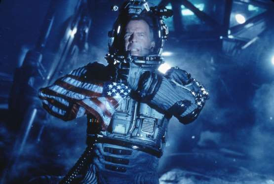 Trong LHP Cannes 1998, ban tổ chức quyết định chiếu nửa tiếng bộ phim Armageddon có sự tham gia của Bruce Willis. Tuy nhiên phản ứng của khán giả lại đi ngược lại với mong muốn của BTC, cả rạp cười rần rần khi nghe thấy đoạn hội thoại giữa hai nhân vật chính. Không may, ngôi sao Hollywood Willis lại có mặt trong rạp lúc đó và anh khẳng định bộ phim chưa phải là sản phẩm hoàn chỉnh. (Ảnh: Rex)