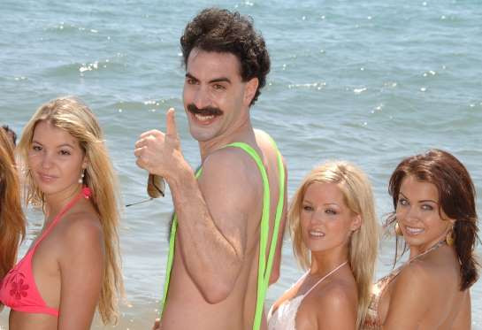 Nam diễn viên Sacha Baron Cohen nổi tiếng với những màn gây sốc để quảng bá phim. Năm 2006, anh khiến bãi biển Cannes và cả LHP dậy sống khi diện bộ mankini anh mặc trong bộ phim Borat: Cultural Learnings of America for Make Benefit Glorious Nation of Kazakhstan. (Ảnh: Getty Images)