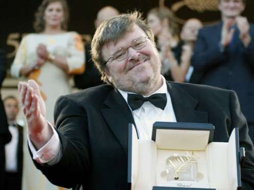 Bộ phim tài liệu Fahrenheit 9/11 gây một cơn bão chính trị khi ra mắt tại Liên hoan Phim Cannes 2004, dù bộ phim đã được trao giải Cành Cọ Vàng năm đó. Bộ phim đã khiến phái hữu ở Mỹ tức giận và hãng phim Disney từ chối chiếu. (Ảnh: AP)