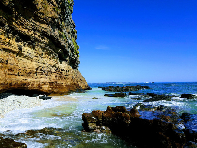 Nằm ở thôn Đông, xã An Hải (đảo Lý Sơn), dưới chân núi Thới Lới, Hang Câu được thiên nhiên ban tặng một vẻ đẹp hùng vĩ giữa một bên là núi cao, một bên là biển trời.