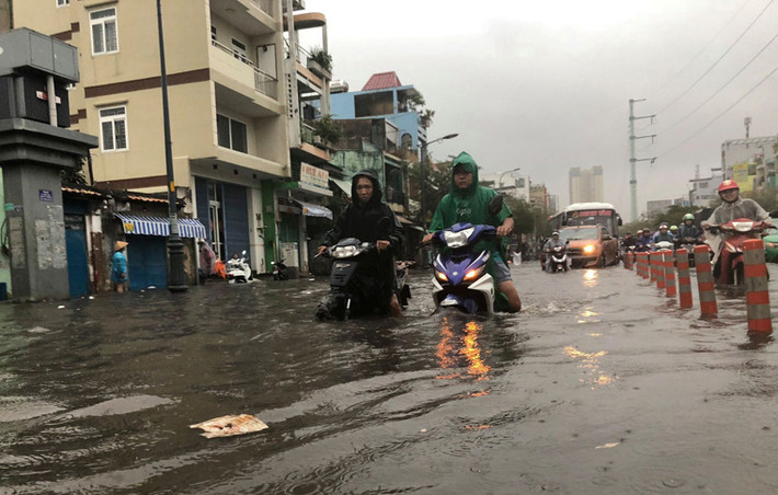 Cơn mưa như trút nước trãi rộng khắp TP HCM kéo dài từ chiều đến tối ngày 8/9 đã khiến giao thông nhiều khu vực TP một phen hỗn loạn.