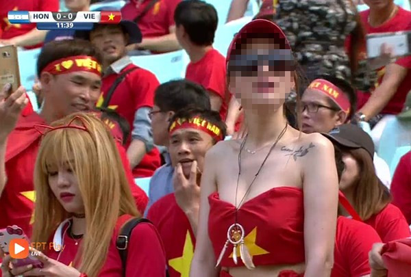 Hôm qua (28/5), tuyển U20 Việt Nam đã có trận thi đấu kịch tính tại Hàn Quốc. Dành sự yêu mến cho các cầu thủ đội nhà bao nhiêu thì người hâm mộ lại càng chú ý đến một nữ cổ động viên với trang phục nổi bật trên khán đài bấy nhiêu.